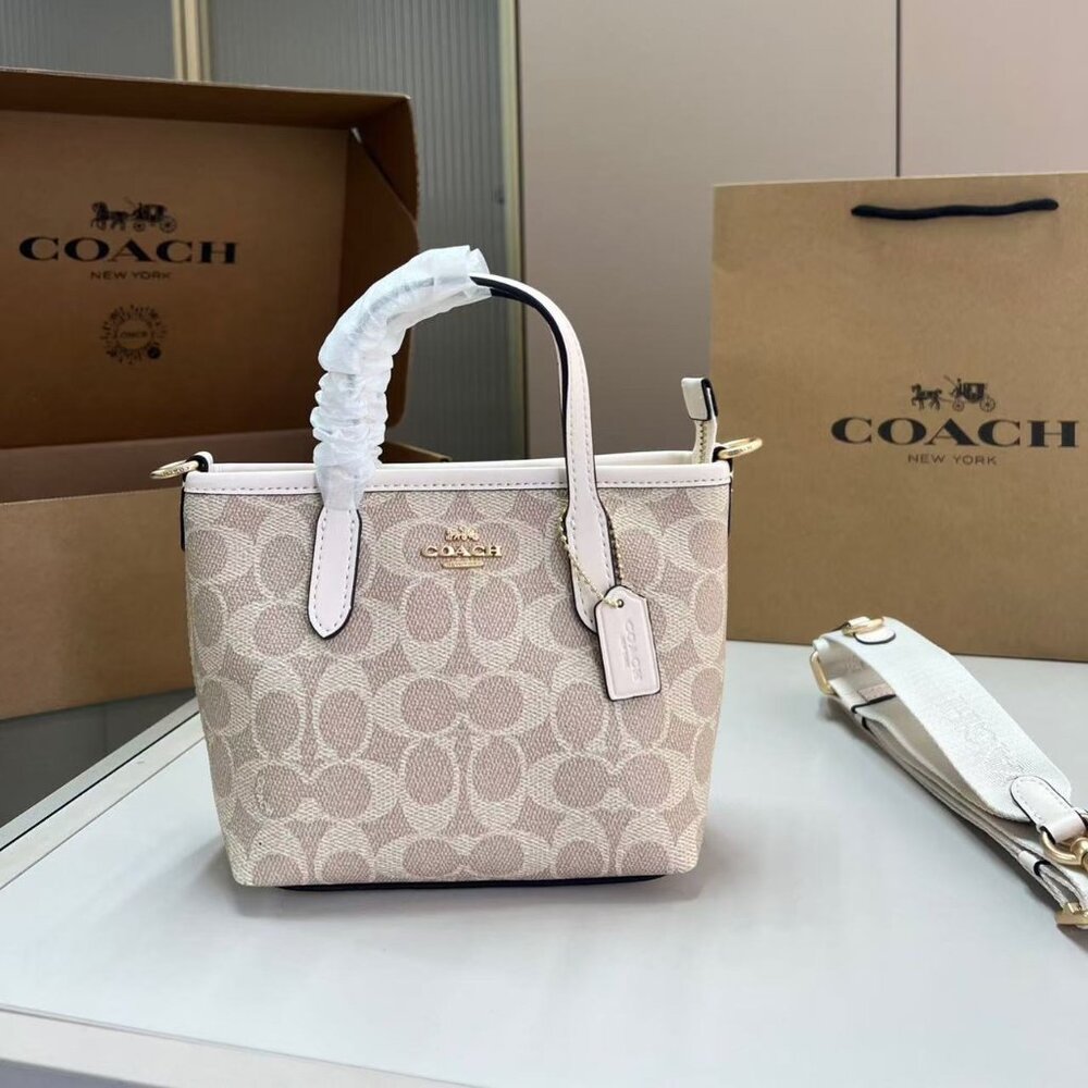 Coach's classic Mollie Tote bag Size: 25 x 22